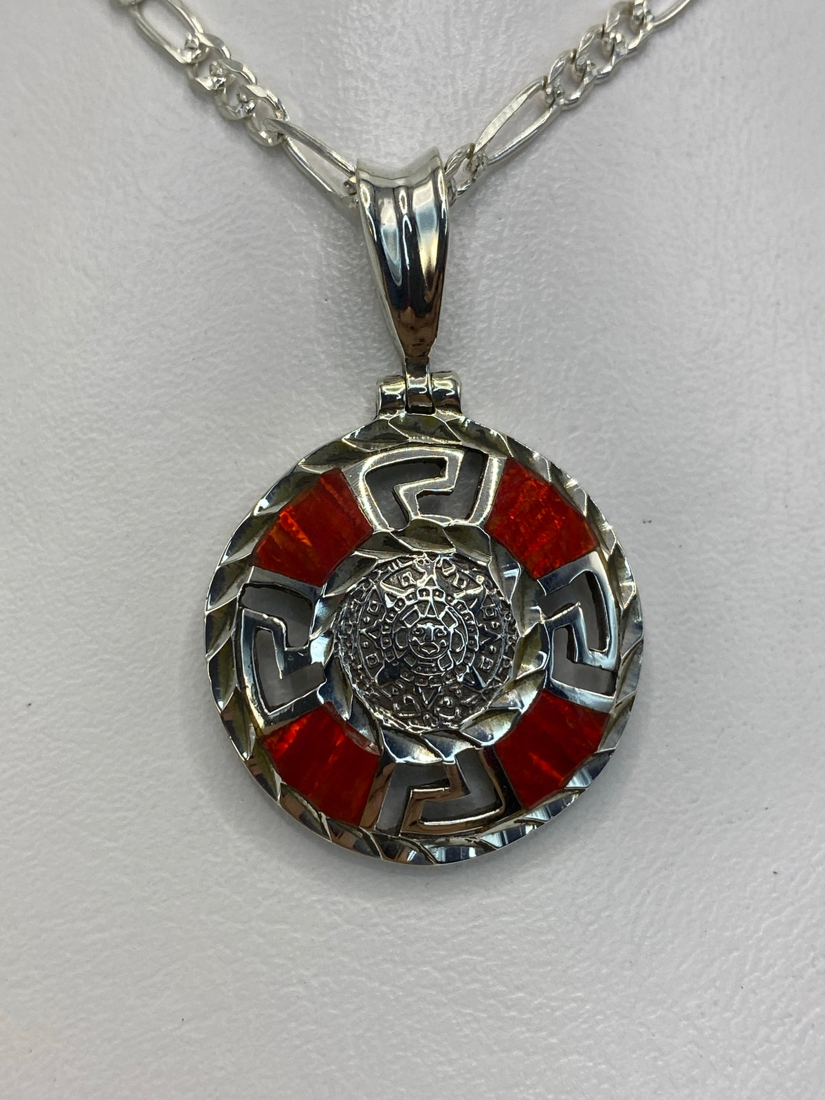 Dije Calendario Azteca de plata 950 con ópalo de fuego rojo en el centro, marco geométrico prehispánico