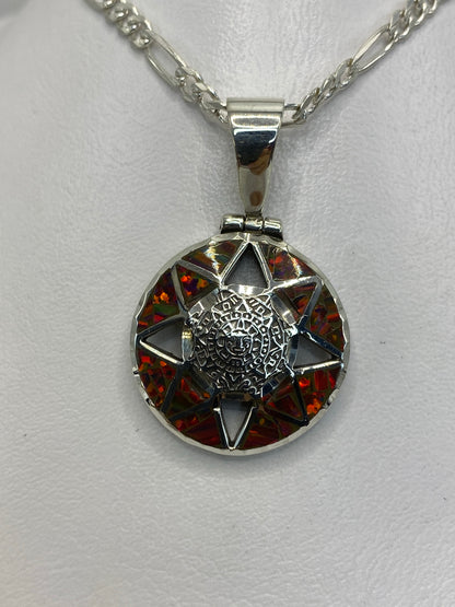 Dije de plata 950 con ópalo de fuego multicolor y diseño prehispánico labrado, suspendido en cadena plateada