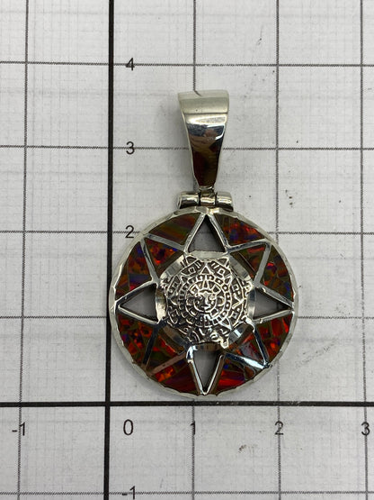 Dije de 3.5 cm de plata 950 sobre medidor — tamaño real y marca de autenticidad visible