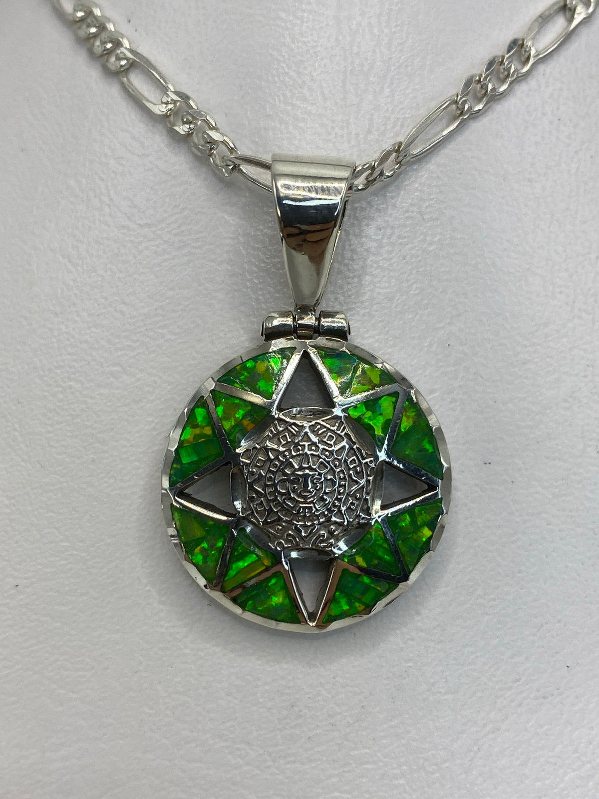 Dije de plata 950 con ópalo de fuego verde, diseño de calendario prehispánico, vista frontal