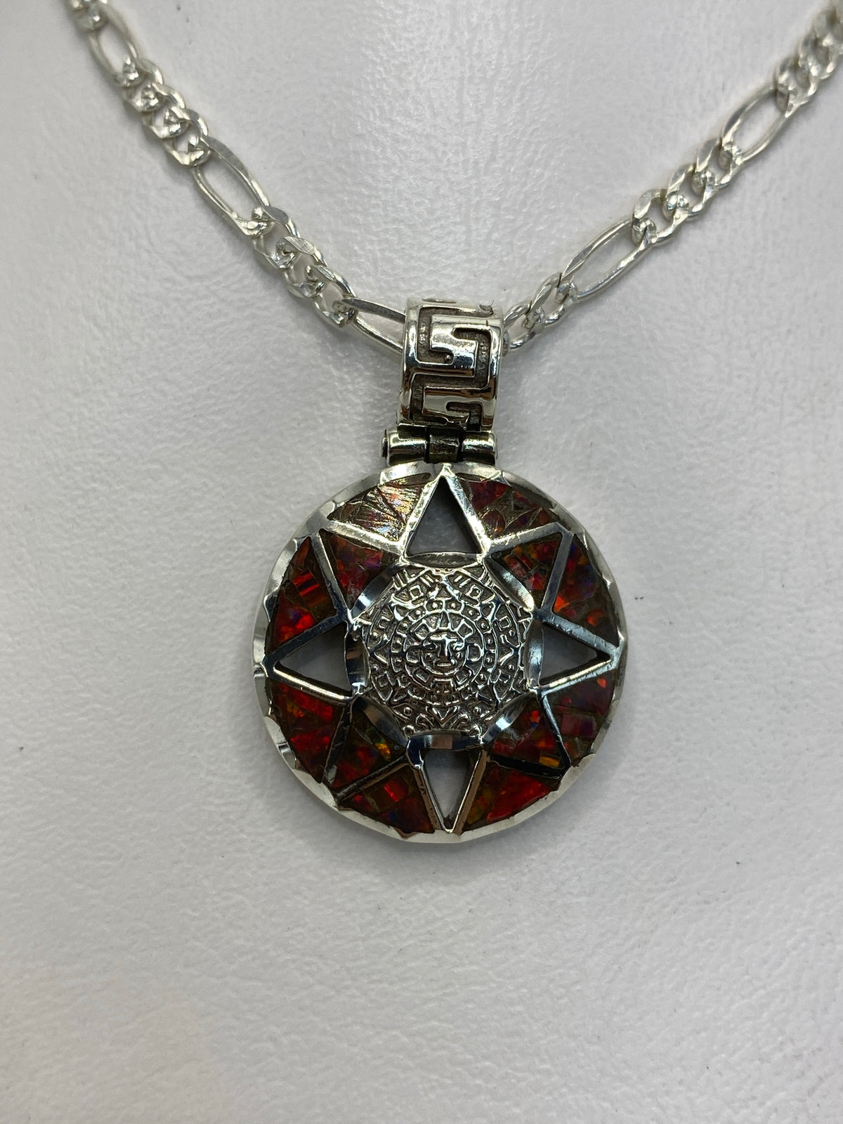 Dije de plata 950 con Ópalo de Fuego multicolor y diseño prehispánico en cadena de plata