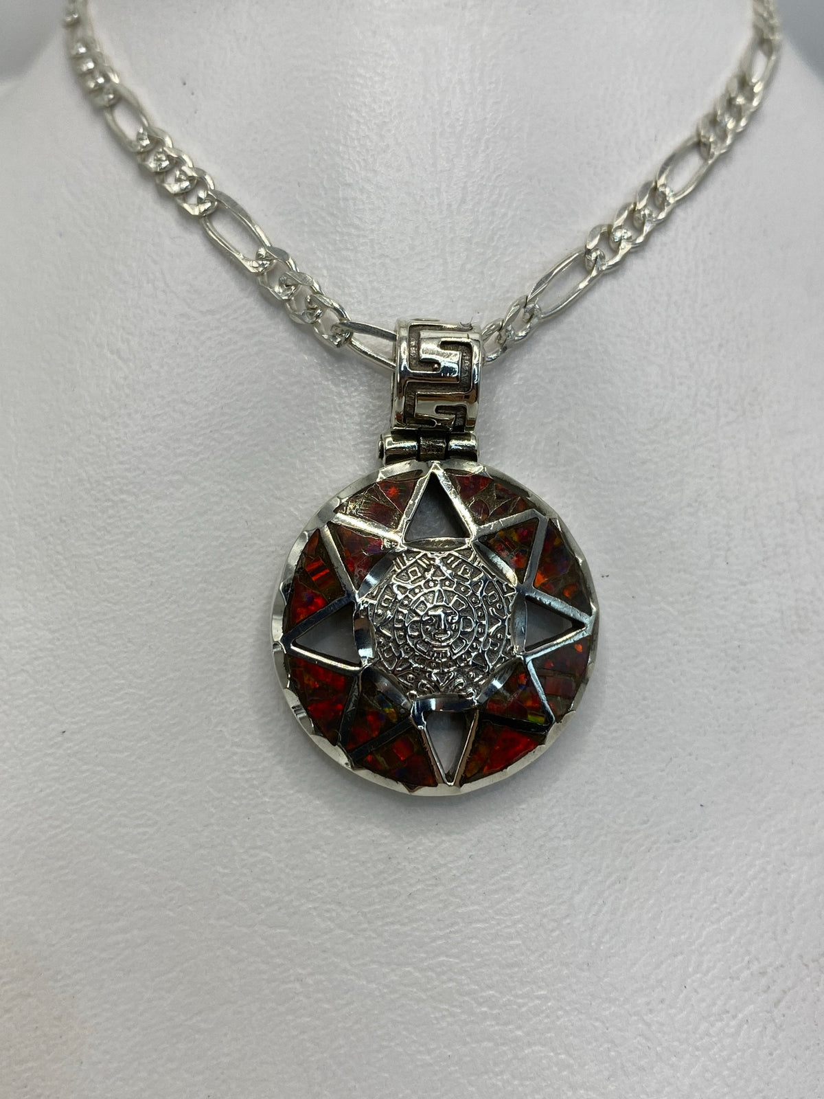 Detalle del Ópalo de Fuego mostrando reflejos naranjas y rojos en el engaste de plata 950