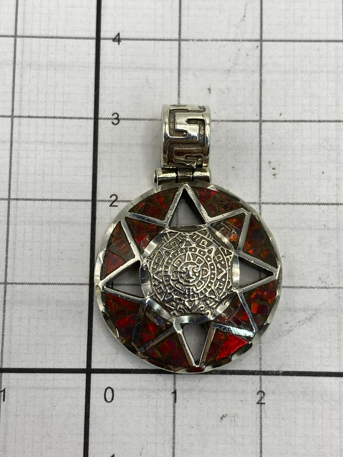 Dije sobre escala para mostrar tamaño real de 3 × 2 cm, con Quinto 950 visible