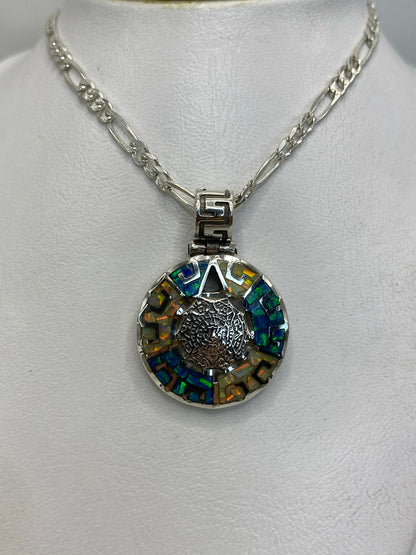 Detalle del ópalo de fuego azul engastado en plata 950 con técnica combinada