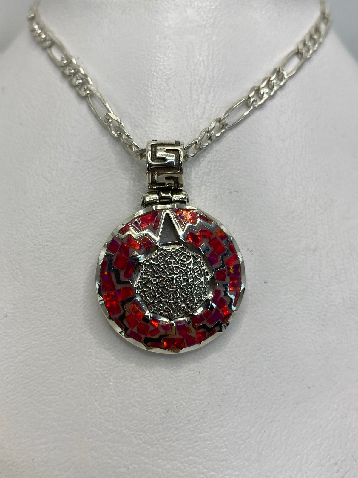 Detalle del Ópalo de Fuego natural mostrando la variación de color rosa y anaranjado