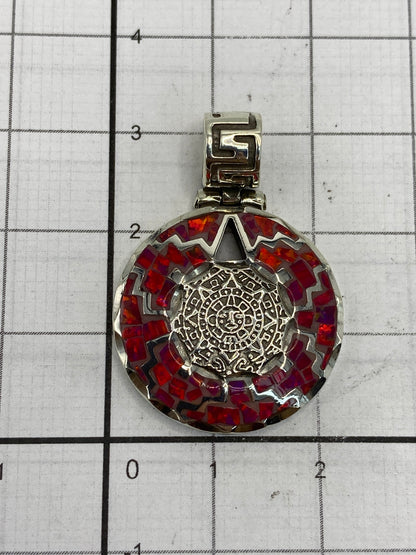 Dije de Taxco colgando de una cadena de plata, usable unisex