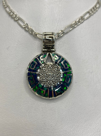 Dije de plata 950 con Calendario Azteca y ópalo de fuego verde en cadena figaro