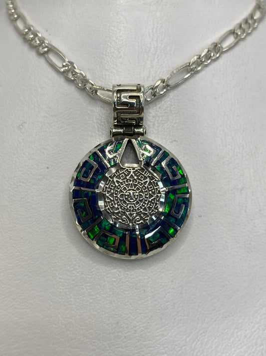 Dije de plata 950 con Calendario Azteca y ópalo de fuego verde en cadena figaro