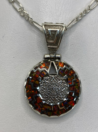 Dije de 3.5 cm de largo con mosaico de piedra natural y gravado prehispánico