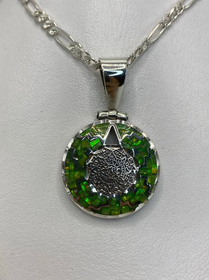 Dije Calendario Azteca de plata 950 con Ópalo de Fuego verde, colgado en cadena plateada