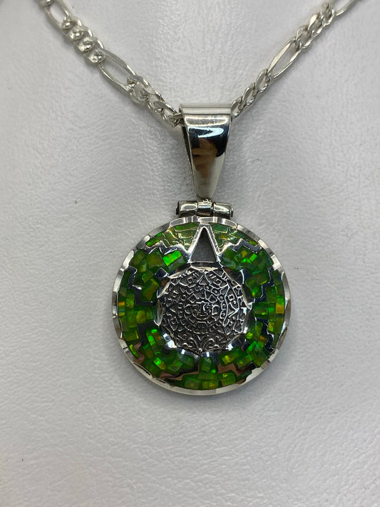 Dije Calendario Azteca de plata 950 con Ópalo de Fuego verde, colgado en cadena plateada