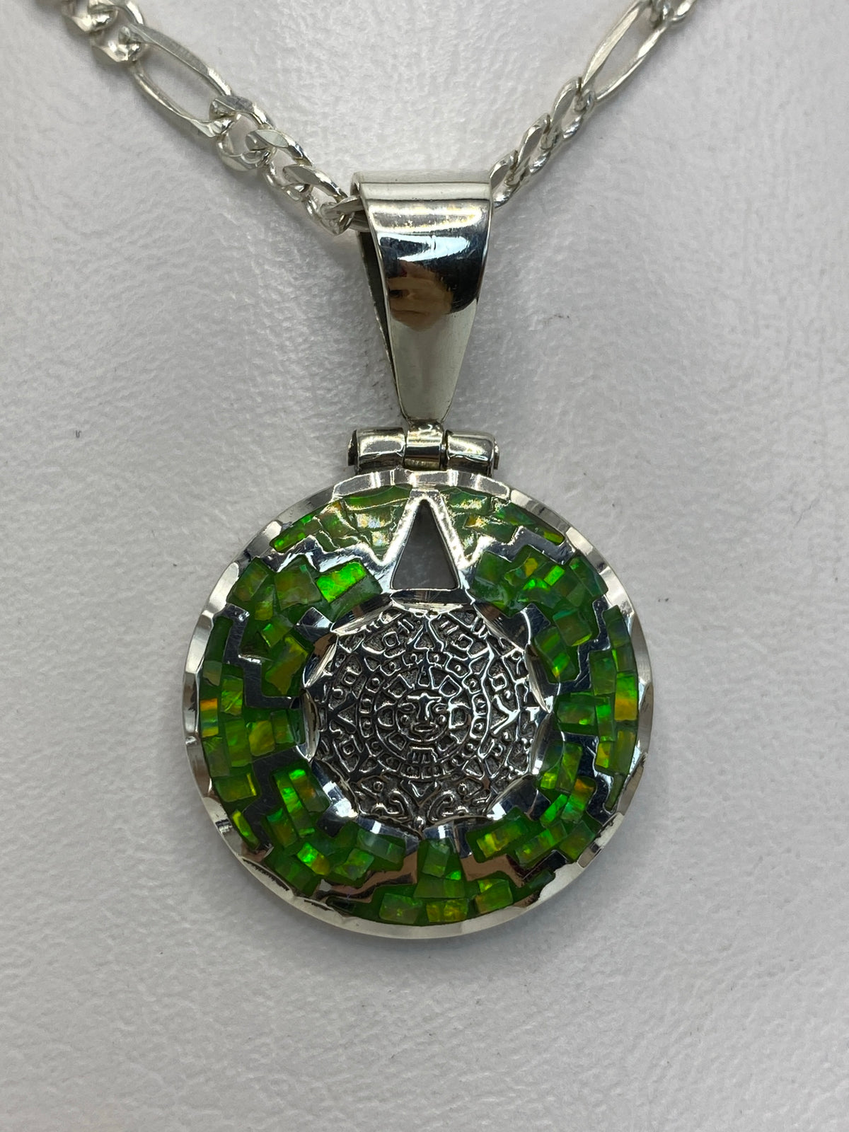 Reverso del dije con grabado prehispánico y brillo de plata 950
