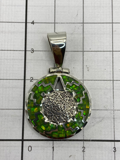 Dije sobre regla métrica: 3.5 cm de largo × 2.2 cm de ancho, tamaño real