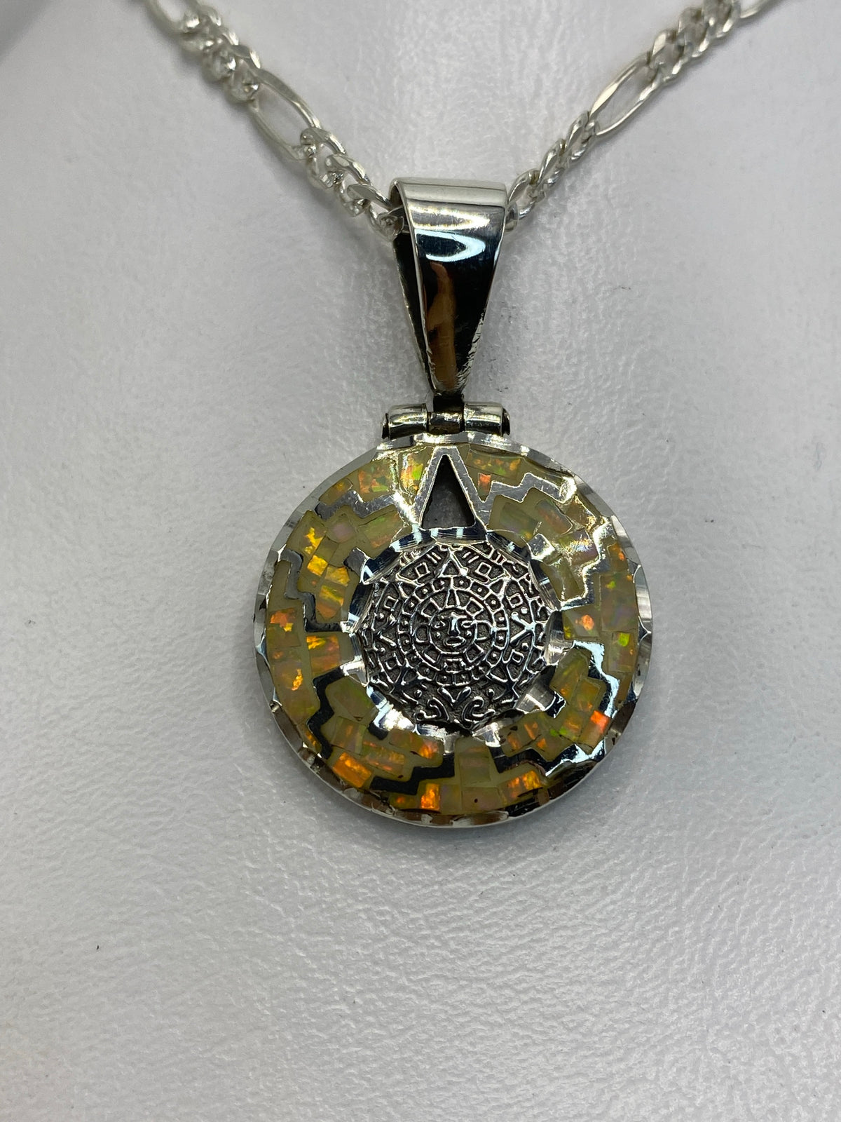 Dije de plata 950 con Calendario Azteca en relieve y Ópalo de Fuego blanco