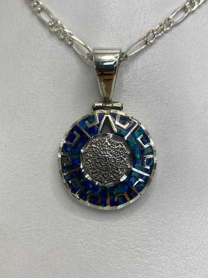 Dije prehispánico de plata 950 con Ópalo de Fuego azul, símbolos zodiacales en relieve