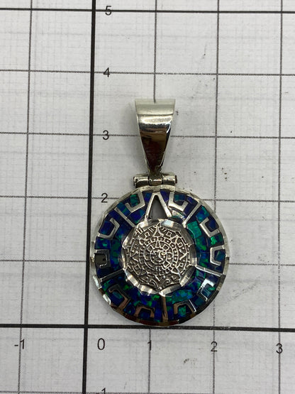 Dije sobre escala de centímetros: 3.5 cm de largo × 2.2 cm de ancho