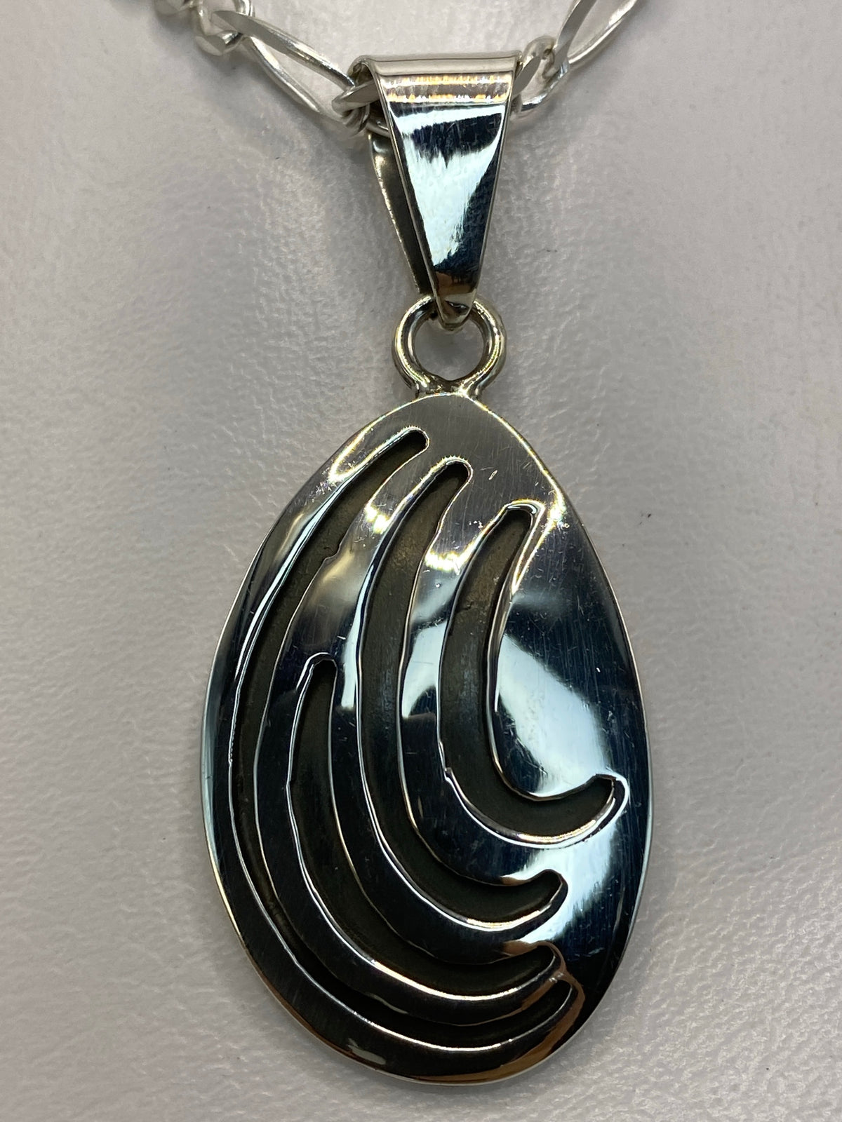 Dije de plata 925 en forma de gota junto a regla de centímetros, tamaño 5 cm de largo