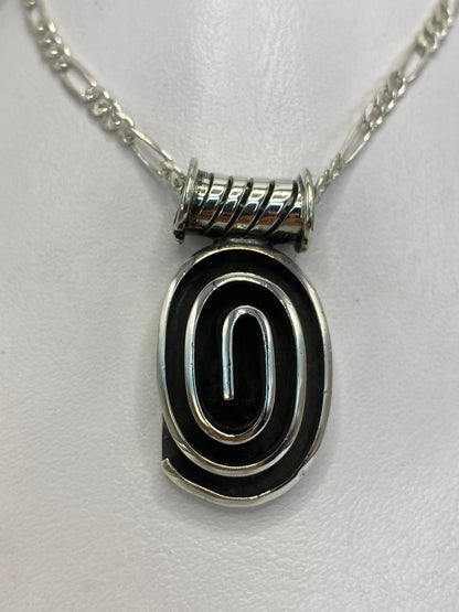 Dije de plata 925 ovalado con letra grabada, colgante en cadena figaro