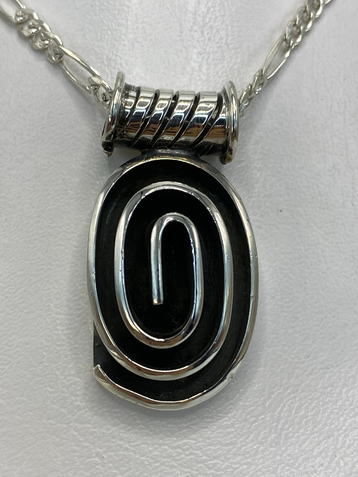 Dije de plata 925 sobre escala que muestra 3.5 cm de largo y peso de 13.9 g