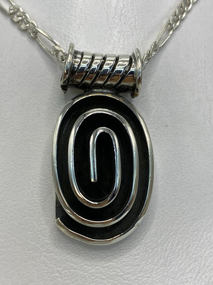 Dije de plata 925 sobre escala que muestra 3.5 cm de largo y peso de 13.9 g