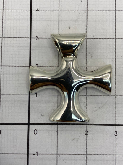 Cruz de plata de Taxco midiendo 3 × 2.5 cm en escala
