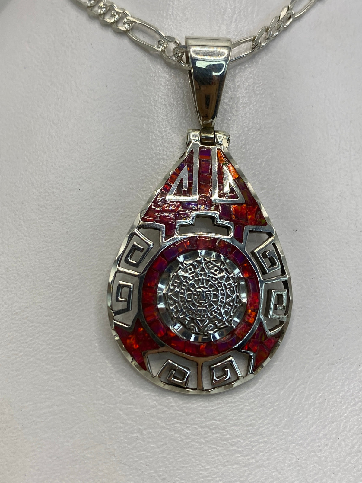 Dije prehispánico de plata 950 con mandala azteca y ópalo de fuego rosa