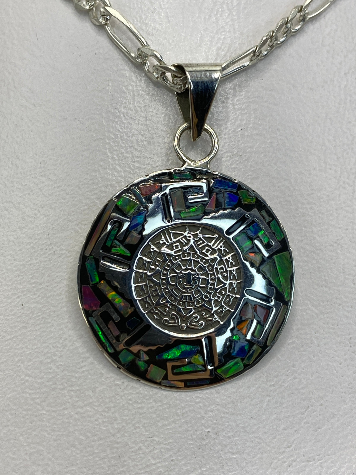 Reverso del dije con detalles prehispánicos grabados en plata 925