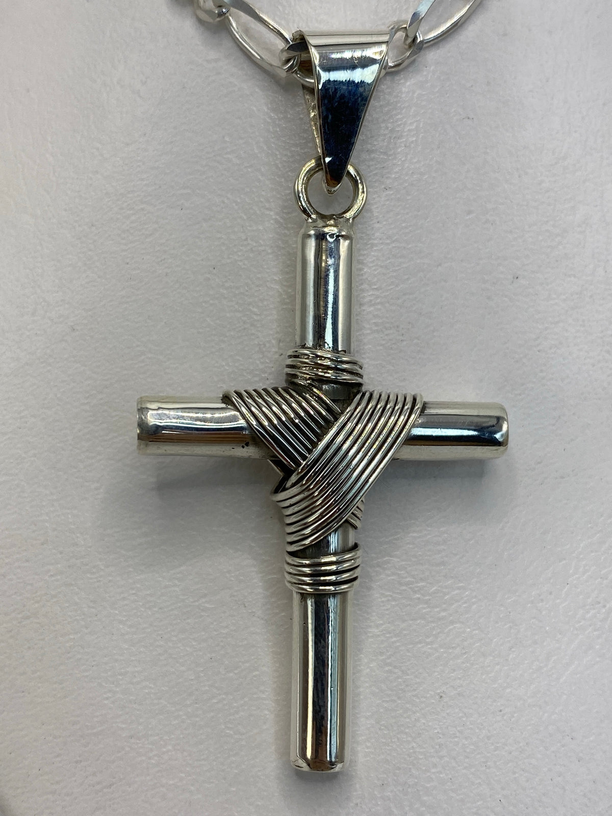 Dije cruz de plata 925 con hilos envolventes en la intersección, vista frontal