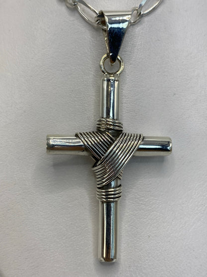 Dije cruz de plata 925 con hilos envolventes en la intersección, vista frontal