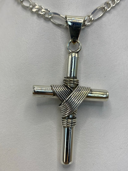 Dije cruz de plata 925 con enrollado artesanal en la intersección, vista frontal