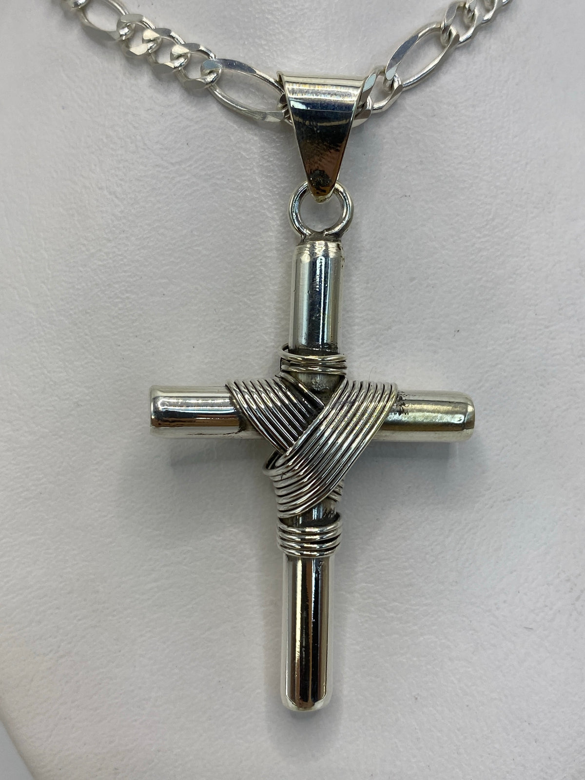 Detalle del enrollado de hilos de plata que forman la cruz