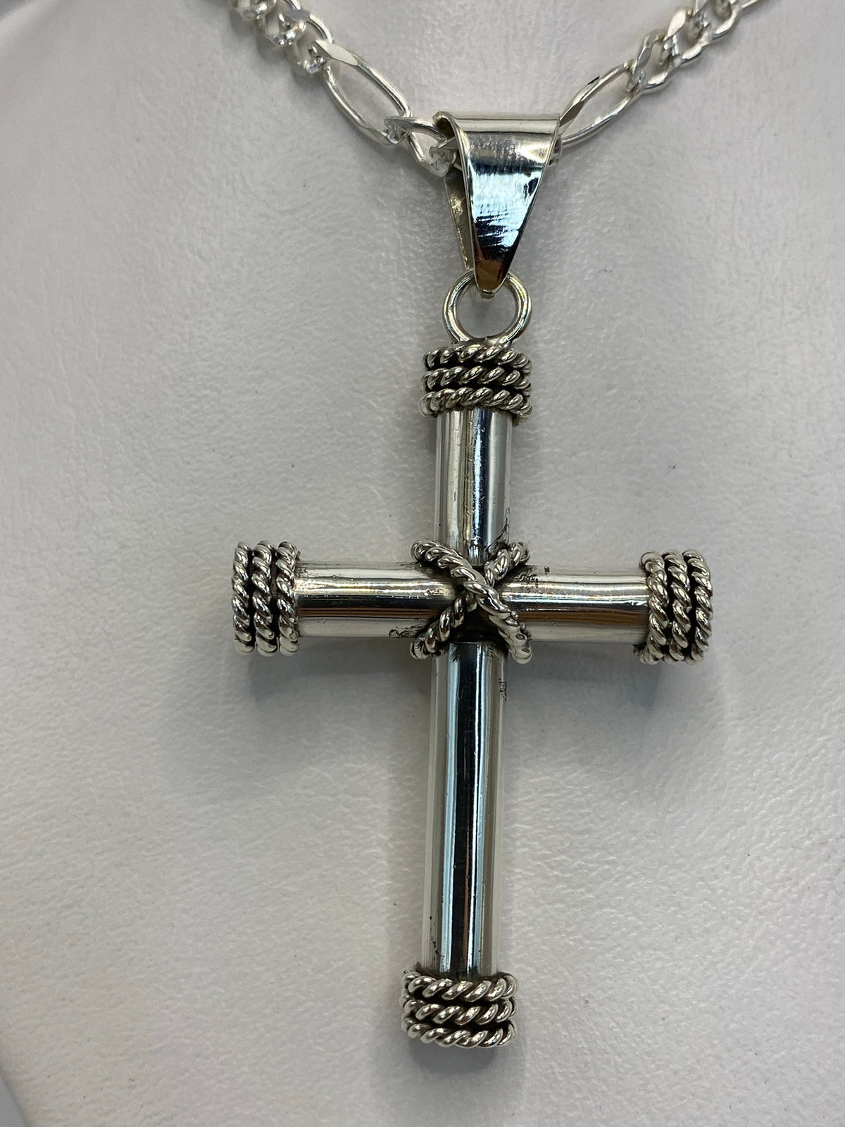Dije cruz de plata 925 con detalles de granulado, colgado en cadena figaro