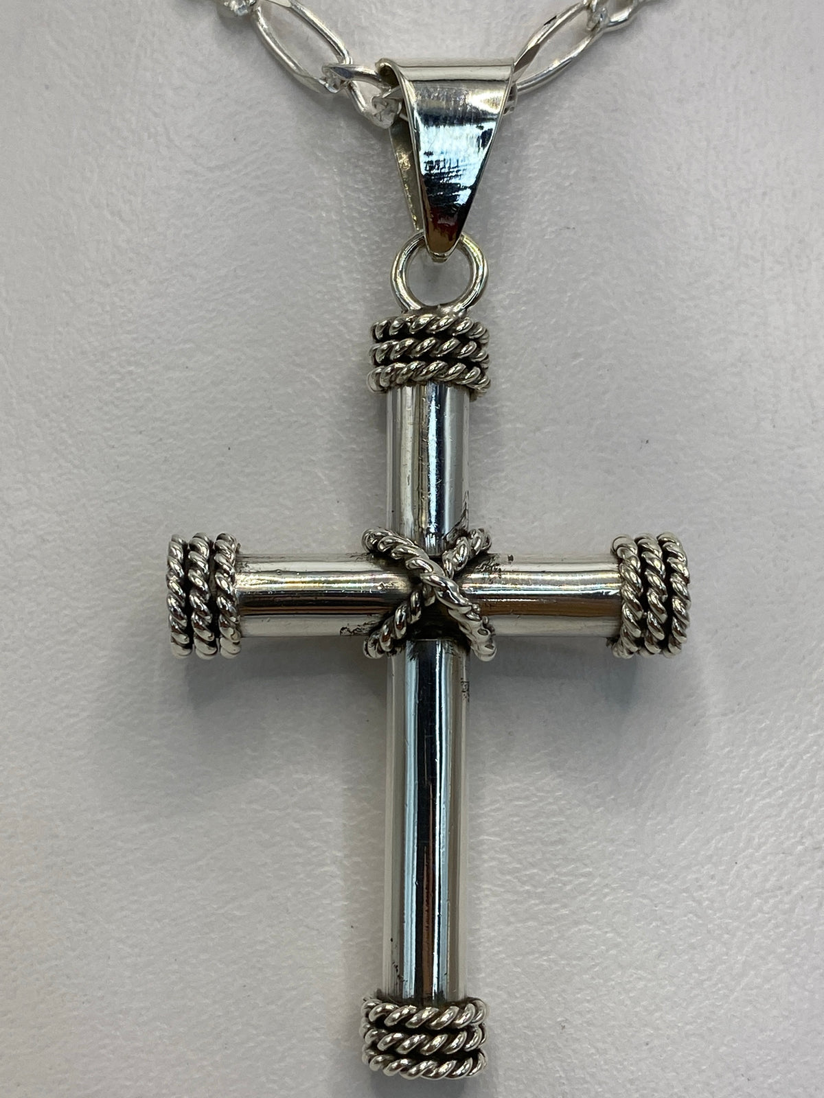 Medición del dije cruz: 6 cm de largo × 3 cm de ancho en regla centimetrada