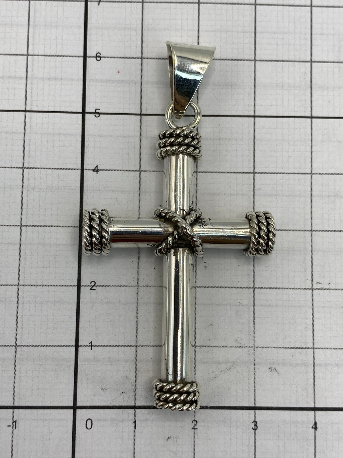 Detalle del reverso de la cruz mostrando el Quinto 925 y el acabado pulido