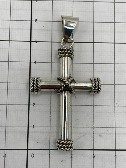 Detalle del reverso de la cruz mostrando el Quinto 925 y el acabado pulido