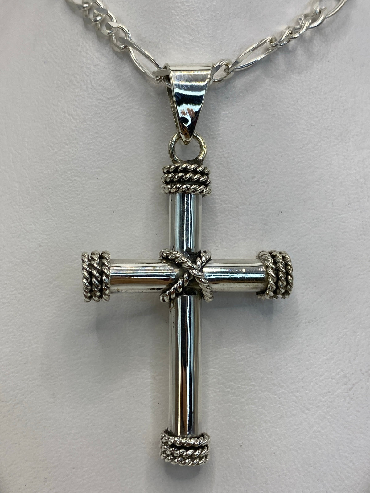 Dije cruz de plata 925 de Taxco con detalles trenzados, visto de frente