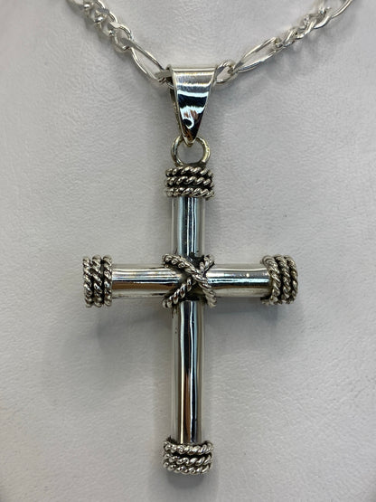Dije cruz de plata 925 de Taxco con detalles trenzados, visto de frente