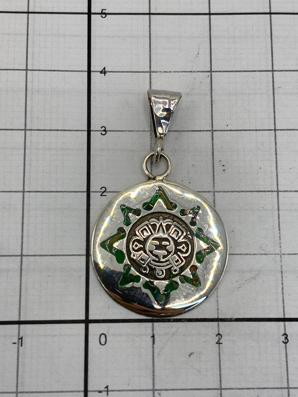 Reverso pulido del dije sol prehispánico en plata 925