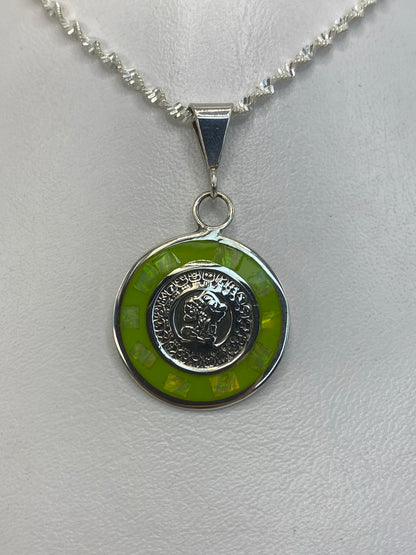 Dije de plata 925 con ópalo de fuego verde y moneda prehispánica tallada, sobre cadena plateada