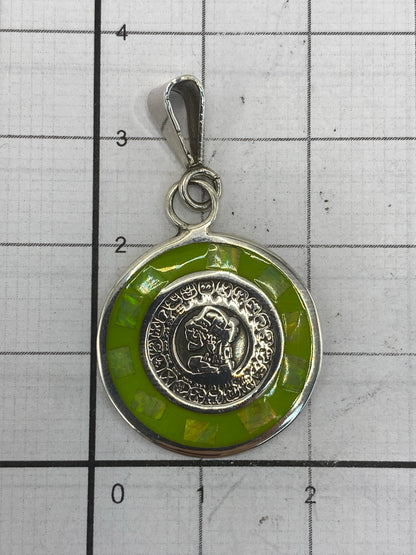 Dije de plata Taxco sobre fondo blanco, revelando el Quinto 925 y la calidad del tallado prehispánico