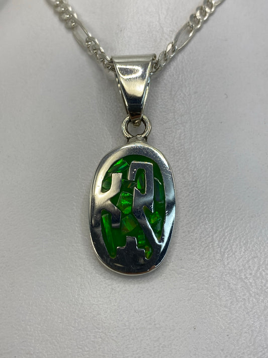 Dije de plata prehispánico con ópalo de fuego verde, colgado de cadena plateada
