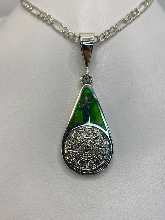 Dije de plata 950 con calendario azteca en relieve y ópalo de fuego verde