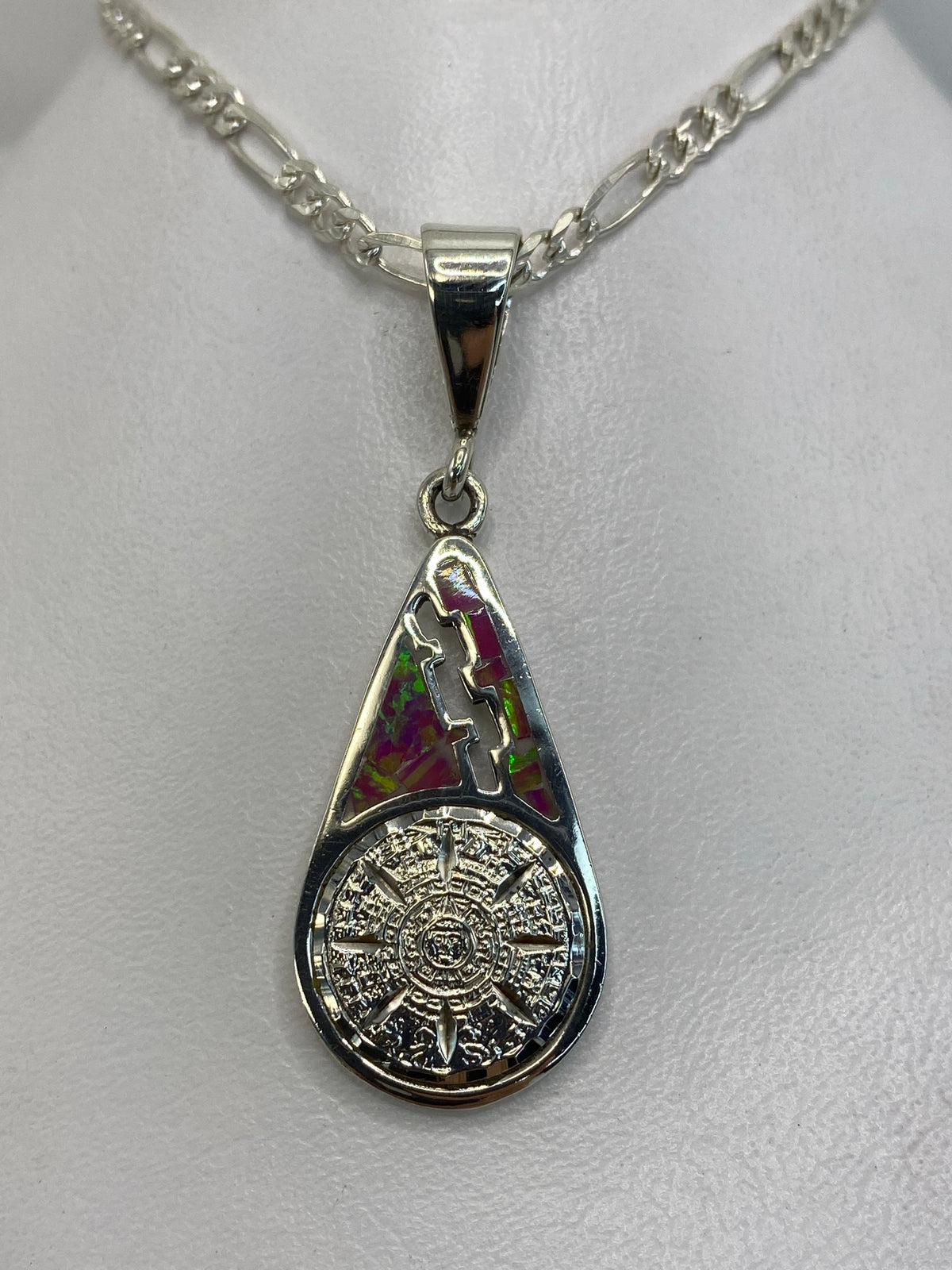 Dije de plata con Calendario Azteca grabado y Ópalo de Fuego rosa en la parte superior