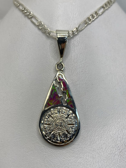 Dije de plata con Calendario Azteca grabado y Ópalo de Fuego rosa en la parte superior