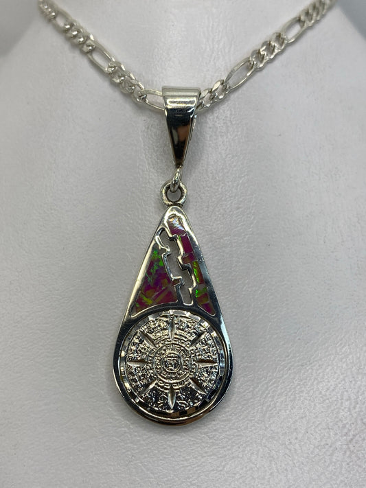 Dije de plata con Calendario Azteca grabado y Ópalo de Fuego rosa en la parte superior