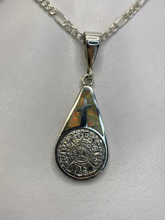 Dije de plata 950 con Calendario Azteca y ópalo de fuego blanco, vista frontal teardrop