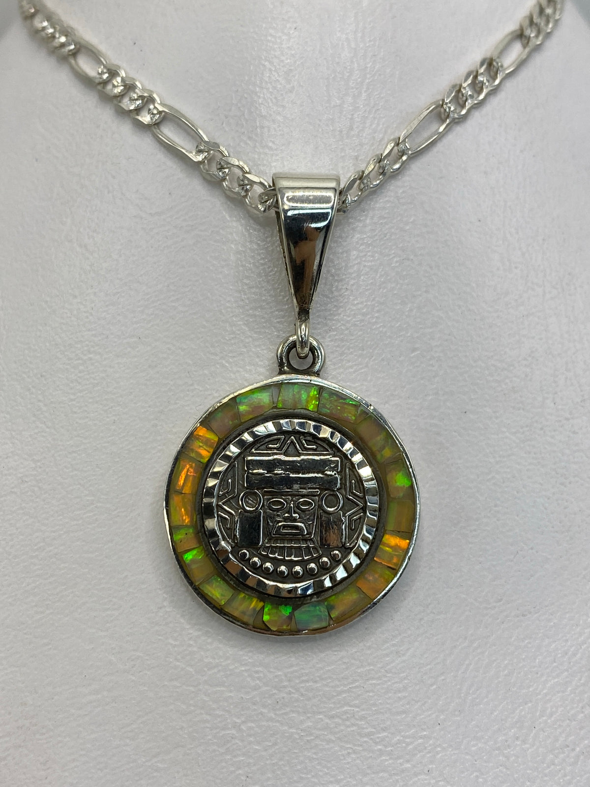 Dije de plata 950 con máscara prehispánica azteca y ópalo de fuego blanco en cadena figaro