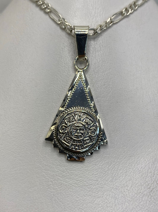 Dije de plata 925 con calendario azteca en relieve, colgado de una cadena plateada