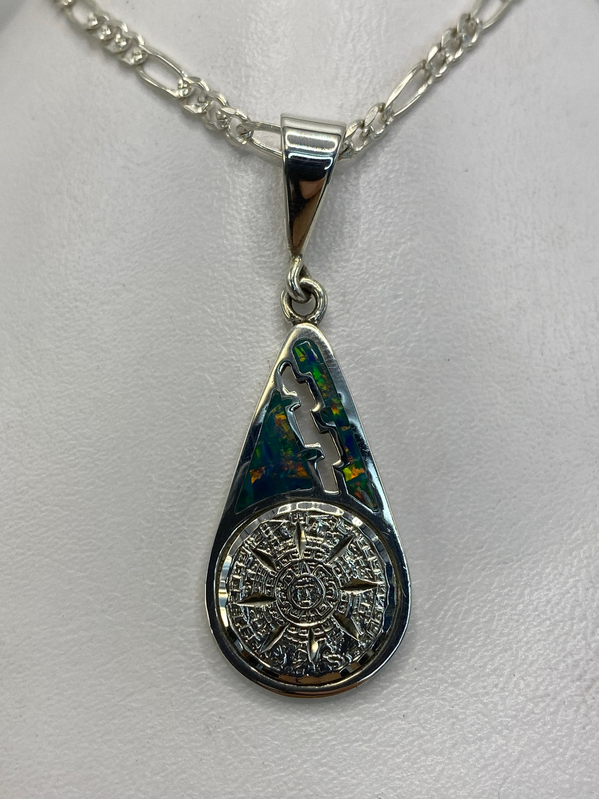 Dije de plata 950 con Calendario Azteca y ópalo de fuego verde, colgando de cadena de plata