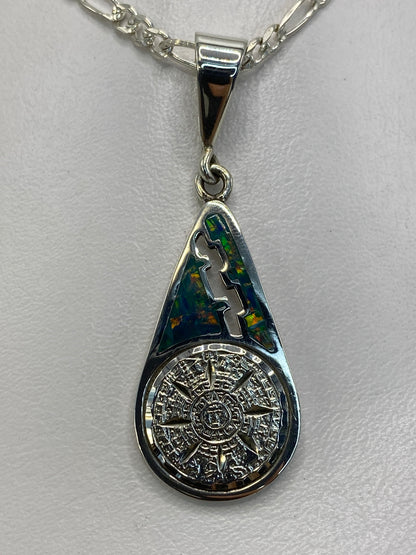 Vista frontal del dije mostrando el símbolo azteca completo en plata 950